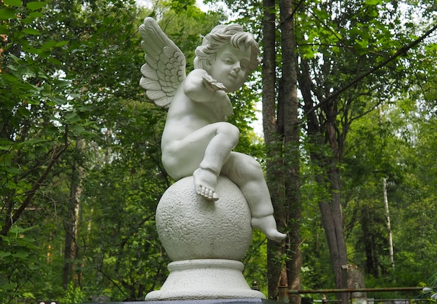 묘지에 있는 천사 아이의 무덤에 있는 기념비 천사 형태의 조각
