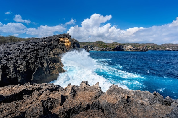 Billabong Ангела на Broken Beach на острове Нуса Пенида, Бали в Индонезии