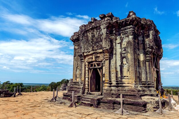 アンコールワット寺院、シェムリアップはカンボジアで刈り取ります。