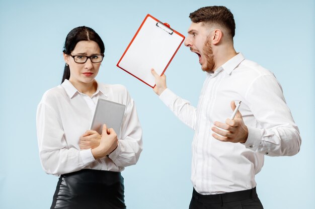 화난 보스. 남자와 그의 비서 사무실이나 스튜디오에 서. 그의 동료에 게 비명 비즈니스 사람입니다. 사무실 관계 개념, 인간의 감정