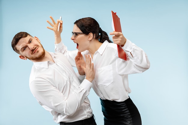 Free photo angry boss. woman and his secretary standing at office. businesswoman screaming to his colleague. female and male caucasian models. office relationships concept, human emotions