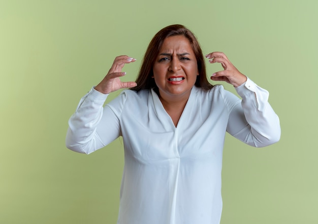 Free photo angry casual caucasian middle-aged woman spreads hands