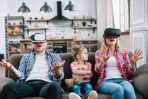 Бесплатное фото Сердитая девушка ищет ее родителей, а мать в очках виртуальной реальности дома