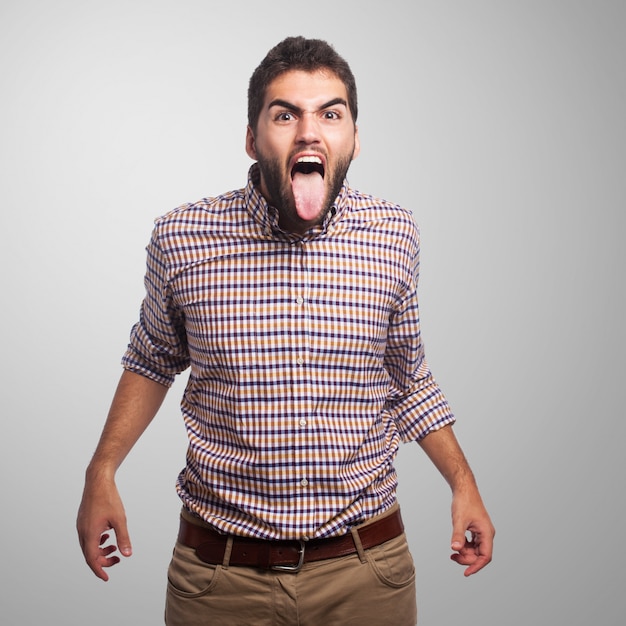 Foto gratuita maschio arrabbiato con la linguetta fuori