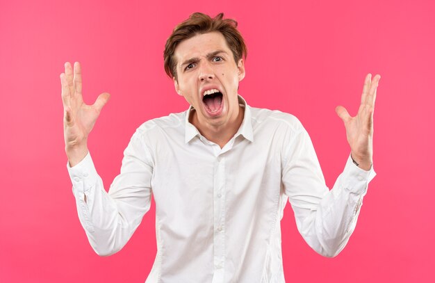 Foto gratuita arrabbiato giovane bel ragazzo che indossa una camicia bianca allargando le mani