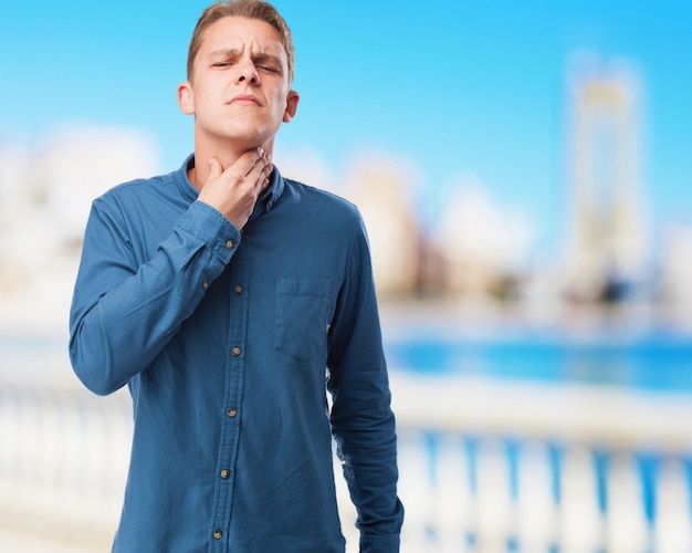 Foto gratuita arrabbiato giovane uomo soffre di un mal di gola