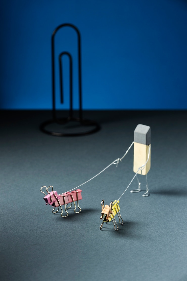 मुफ़्त फोटो animated eraser with paper clips dogs still life