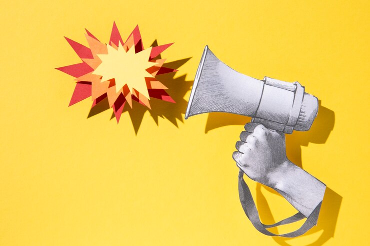 Free Photo announcement concept with yellow background