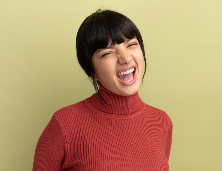 무료 Photo 짜증이 젊은 갈색 머리 백인 여자는 올리브 그린에 닫힌 된 눈으로 서