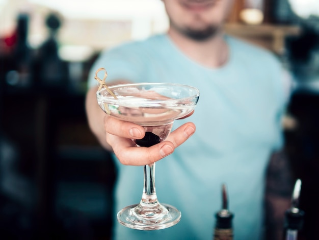 Free photo anonymous barman serving decorated glass of beverage