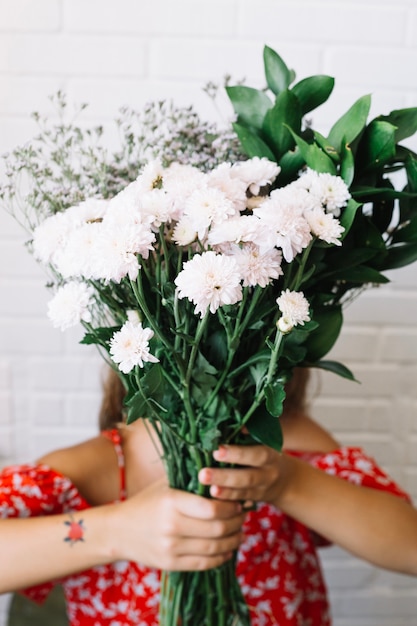 豪華な花束を保有する匿名の少女