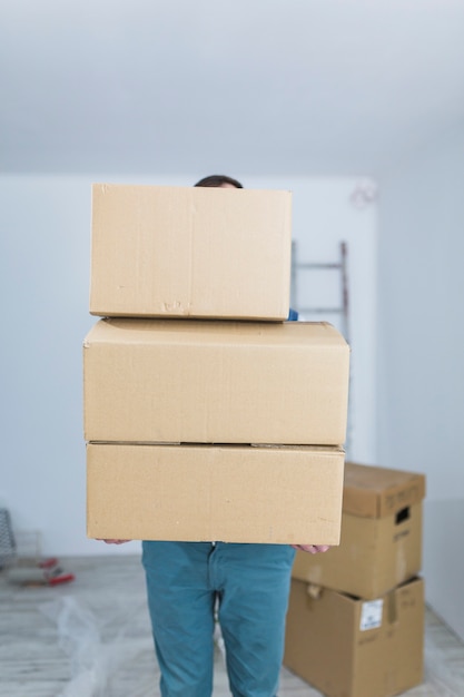 Free photo anonymous man with carton boxes