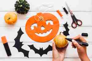 Foto gratuita donna anonima che crea decorazione di halloween