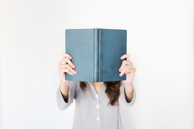 Free photo anonymous woman reading book