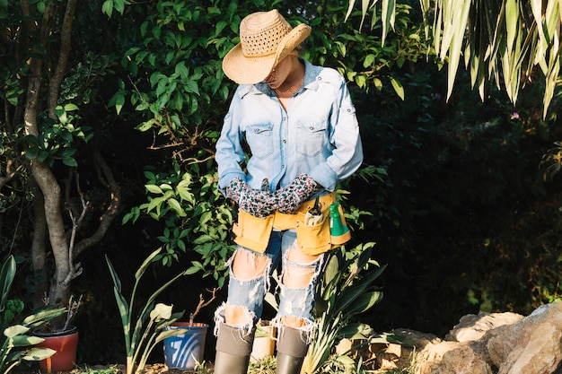 Foto gratuita donna anonima che sta nel giardino