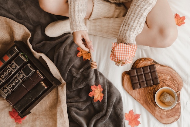 Foto gratuita donna anonima con miele sul letto