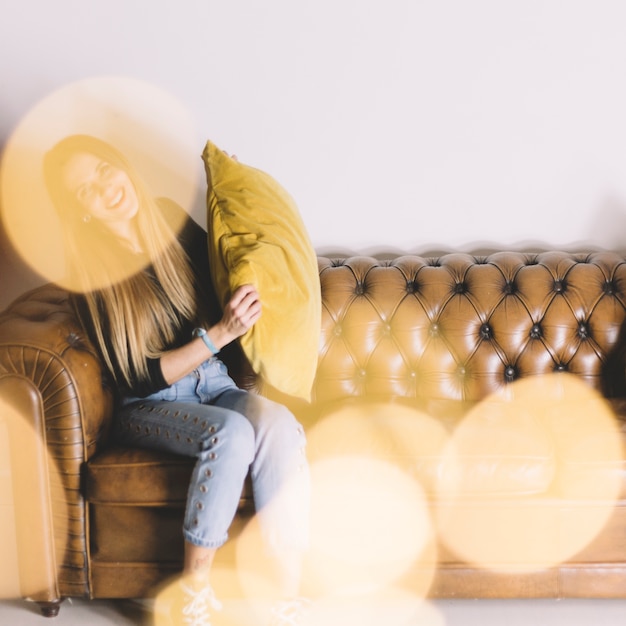 Foto gratuita donna anonima con cuscino