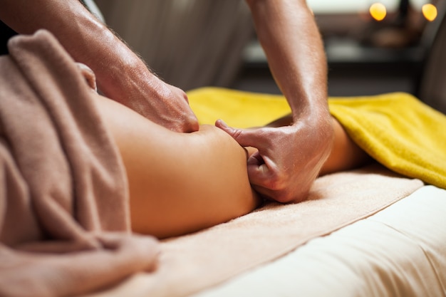 Foto gratuita massaggio anticellulite in una spa di lusso