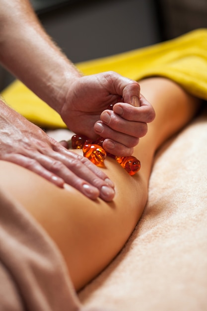 Foto gratuita massaggio anticellulite in una spa di lusso