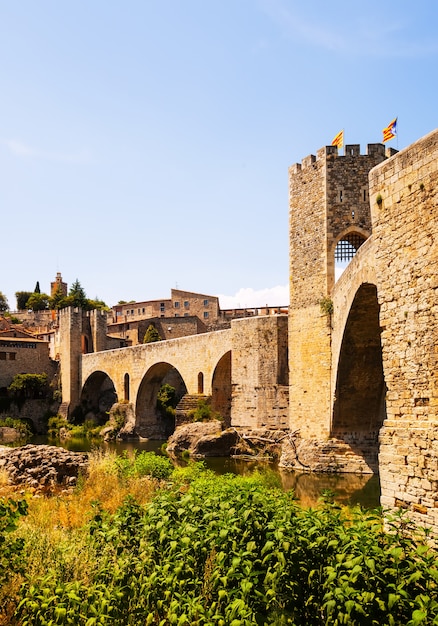 Бесплатное фото Античный мост, бесалу, каталония