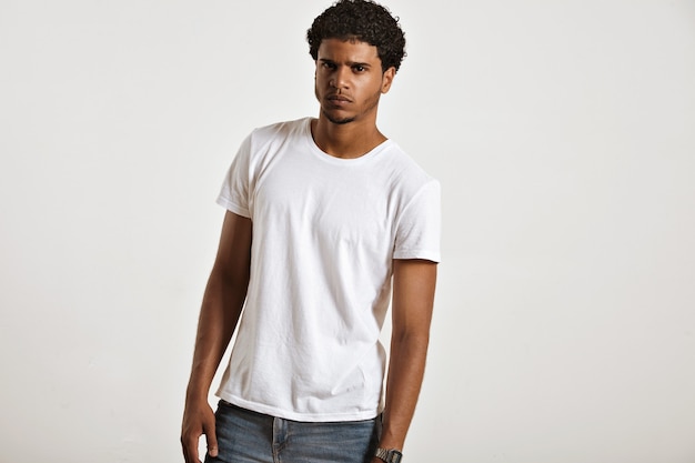Foto gratuita giovane afroamericano sexy sembrante ansioso in maglietta senza maniche bianca in bianco