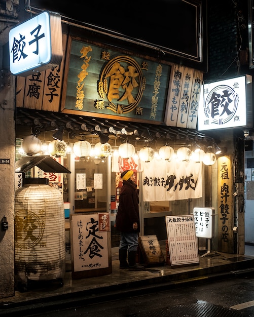 Бесплатное фото Японский ресторан уличной еды с подсветкой