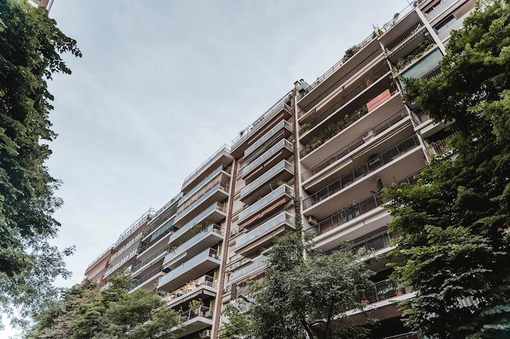 Free Photo apartment building in the city with vegetation