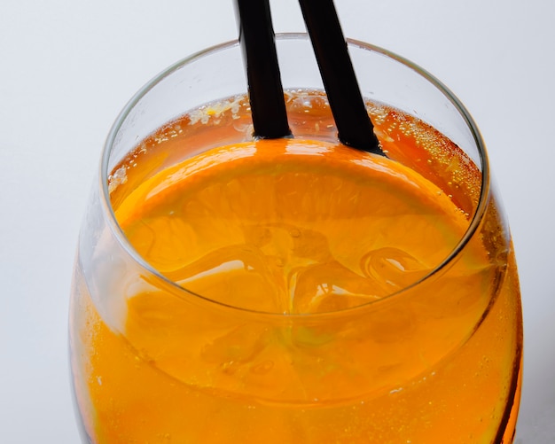 Aperol spritz с оранжевым видом сбоку