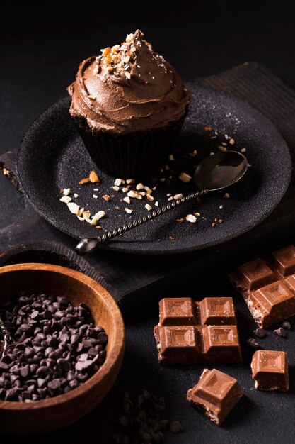 Аппетитный шоколадный кекс готов к употреблению