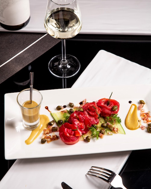 Appetizer served with cucumber sauce and wine