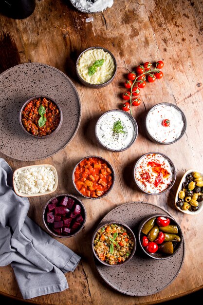 샐러드, 올리브, 피클, 다진 비트 뿌리, 토마토, 치즈 및 요구르트로 구성된 전채 세트