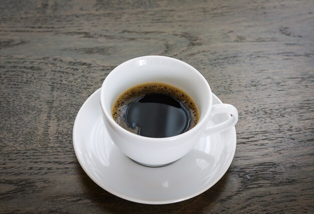 Аппетитные чашка кофе на деревянный стол