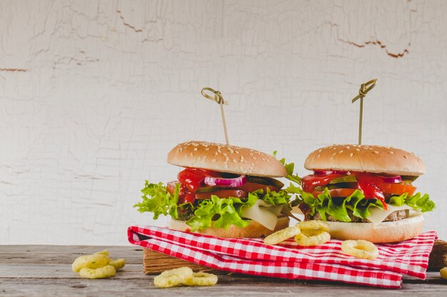 タマネギで食べるハンバーガー