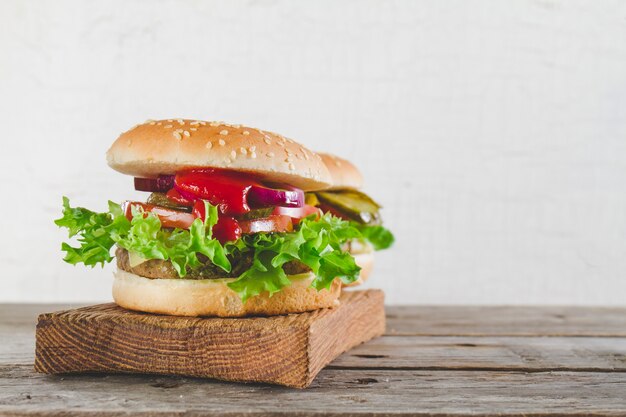 トマトとレタスを使った食欲をそそるハンバーガー