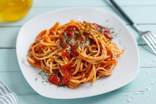 プレートのクローズアップにトマトソースとパルメザンチーズの食欲をそそるパスタ