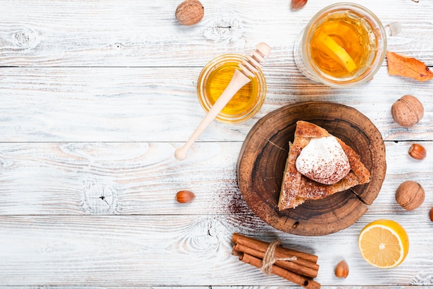 Foto gratuita appetitosa fetta di torta con spazio di copia