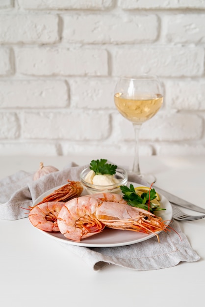 Foto gratuita gamberetti appetitosi con champagne