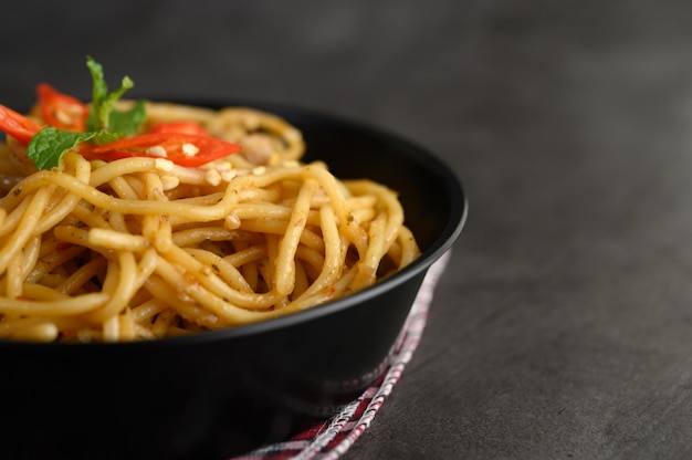 食欲をそそるスパゲッティイタリアパスタトマトソース添え