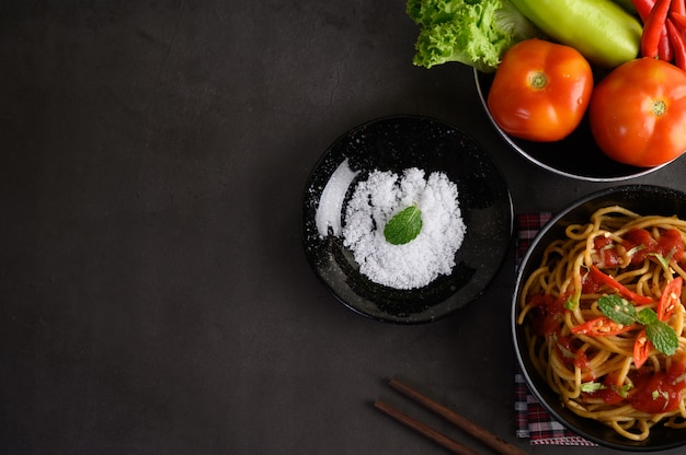 食欲をそそるスパゲッティイタリアパスタトマトソース添え