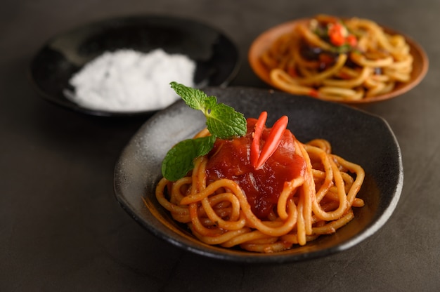 無料写真 食欲をそそるスパゲッティイタリアパスタトマトソース添え