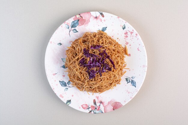접시에 다진 양배추와 식욕을 돋우는 스파게티