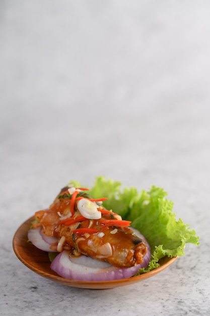 Free photo appetizing spicy canned sardine salad with spicy sauce in wood bowl