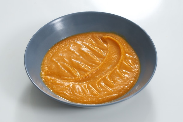 Free photo appetizing spicy yellow sauce for fish or meat