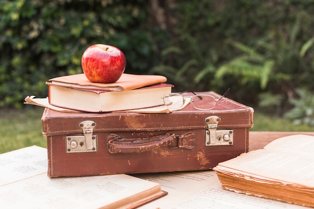 アップル​と​眼鏡​は​スーツケース​の​近く​の​本