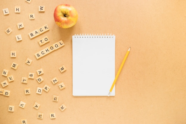 Бесплатное фото apple и письма рядом с записной книжкой и карандашом