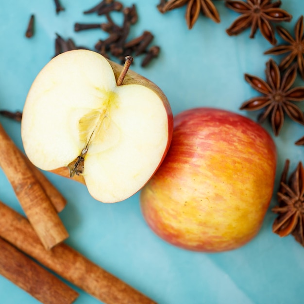 Бесплатное фото Ингредиенты для яблочного пирога с яблочной гвоздикой и корицей