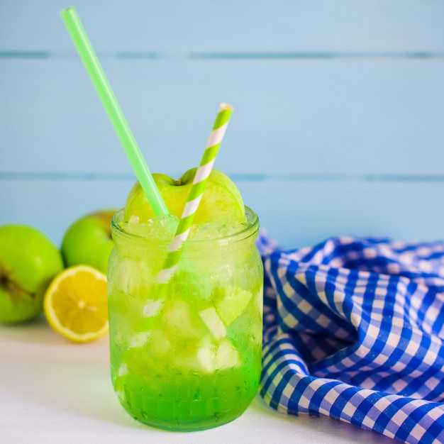 Free photo apple juice served in glass jar with apple pieces