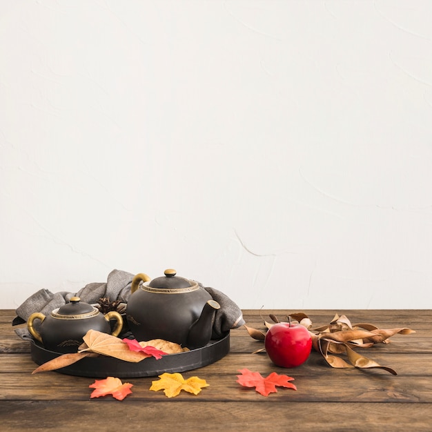 Free photo apple near leaves and tea set