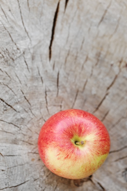 Яблоко на деревянной поверхности