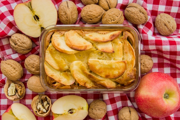 Torta di mele in bicchieri sul copriletto